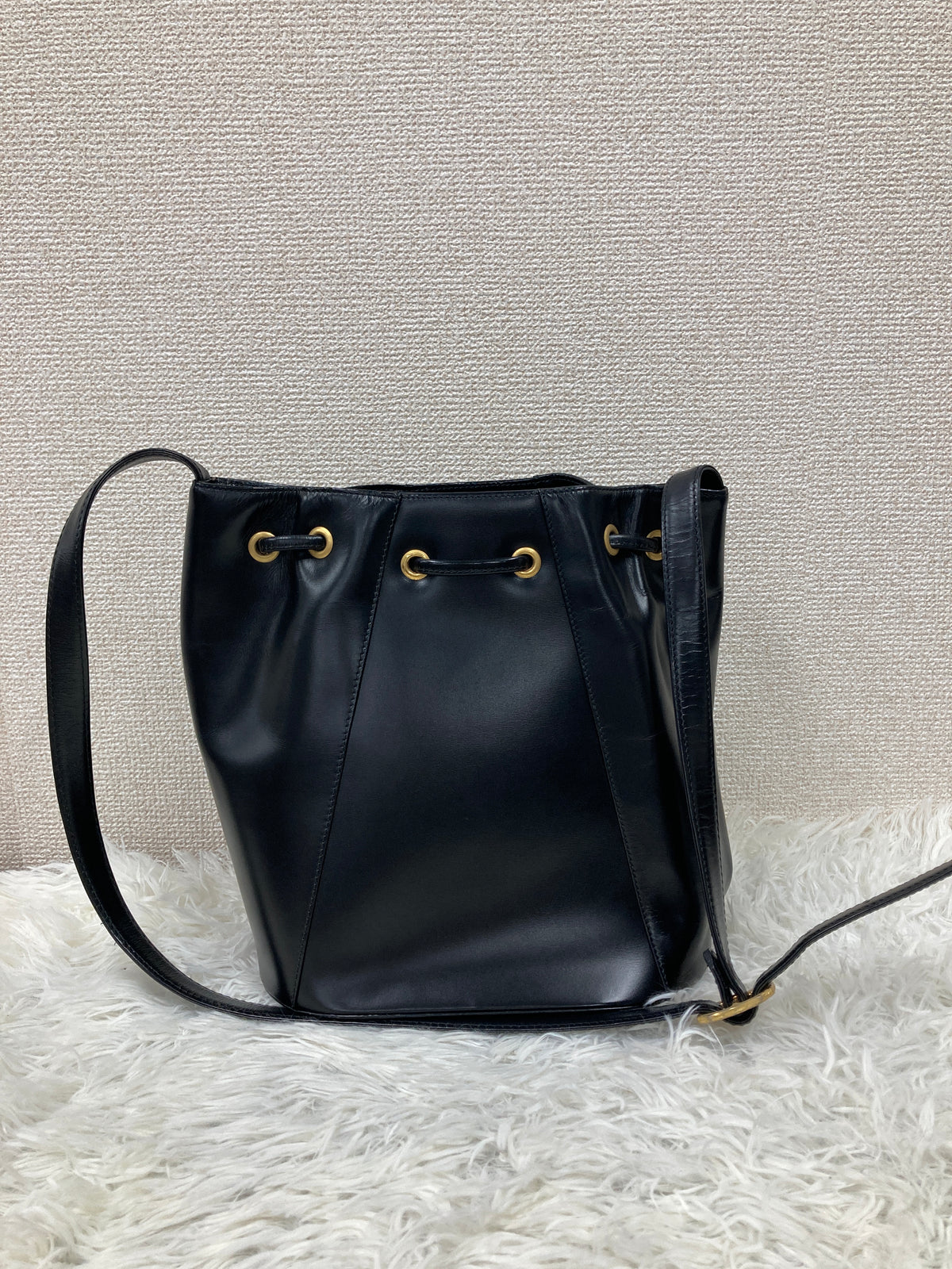 Saint Laurent Black Shoulder Bags A-19009