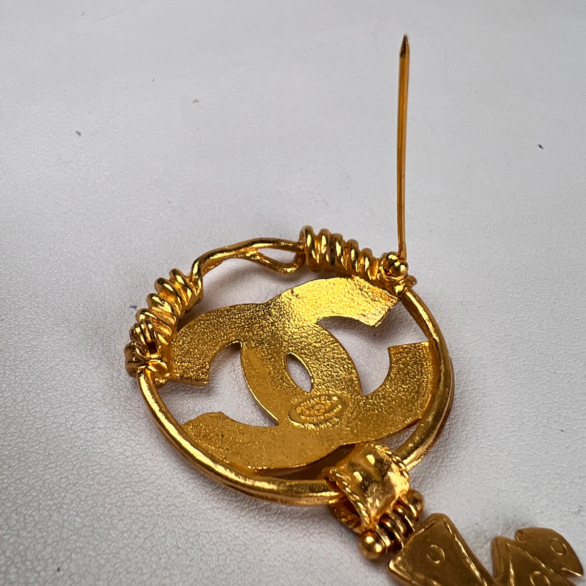 Chanel Gold Brooches A-19038