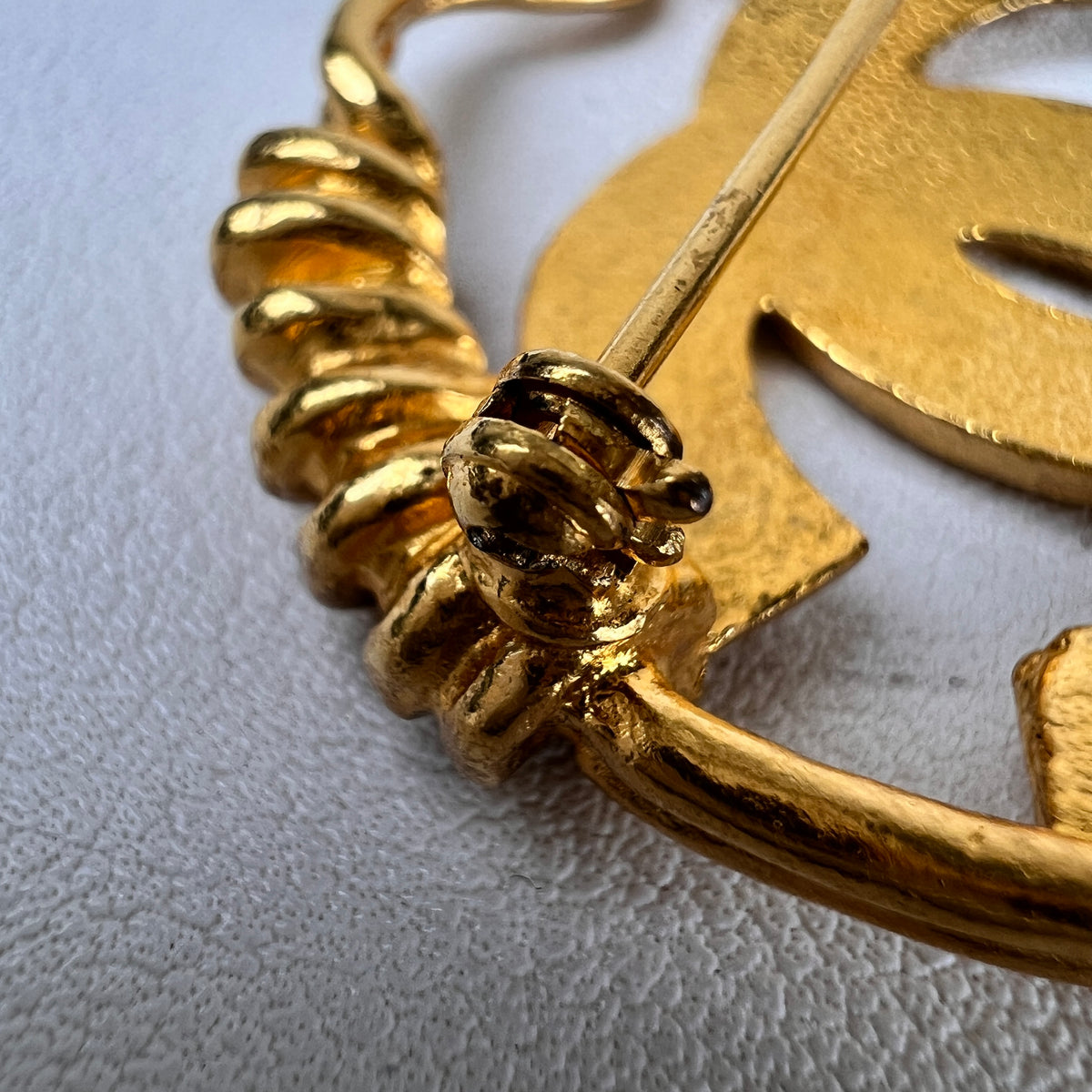 Chanel Gold Brooches A-19038