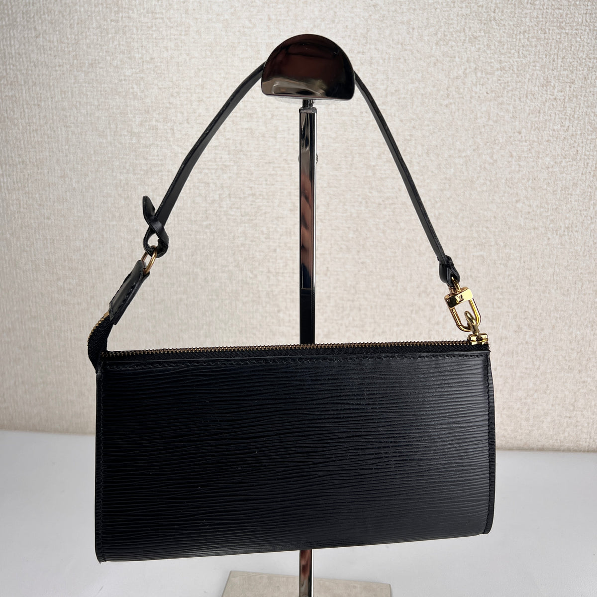 Louis Vuitton Black Handle Bags A-19042