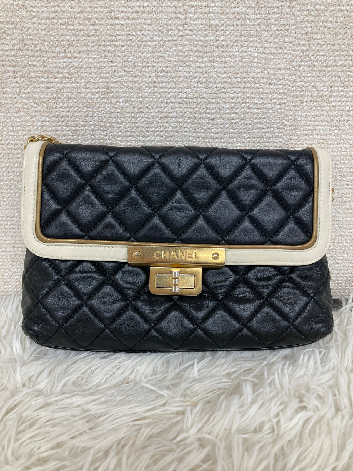 Chanel Black Shoulder Bags A-19093