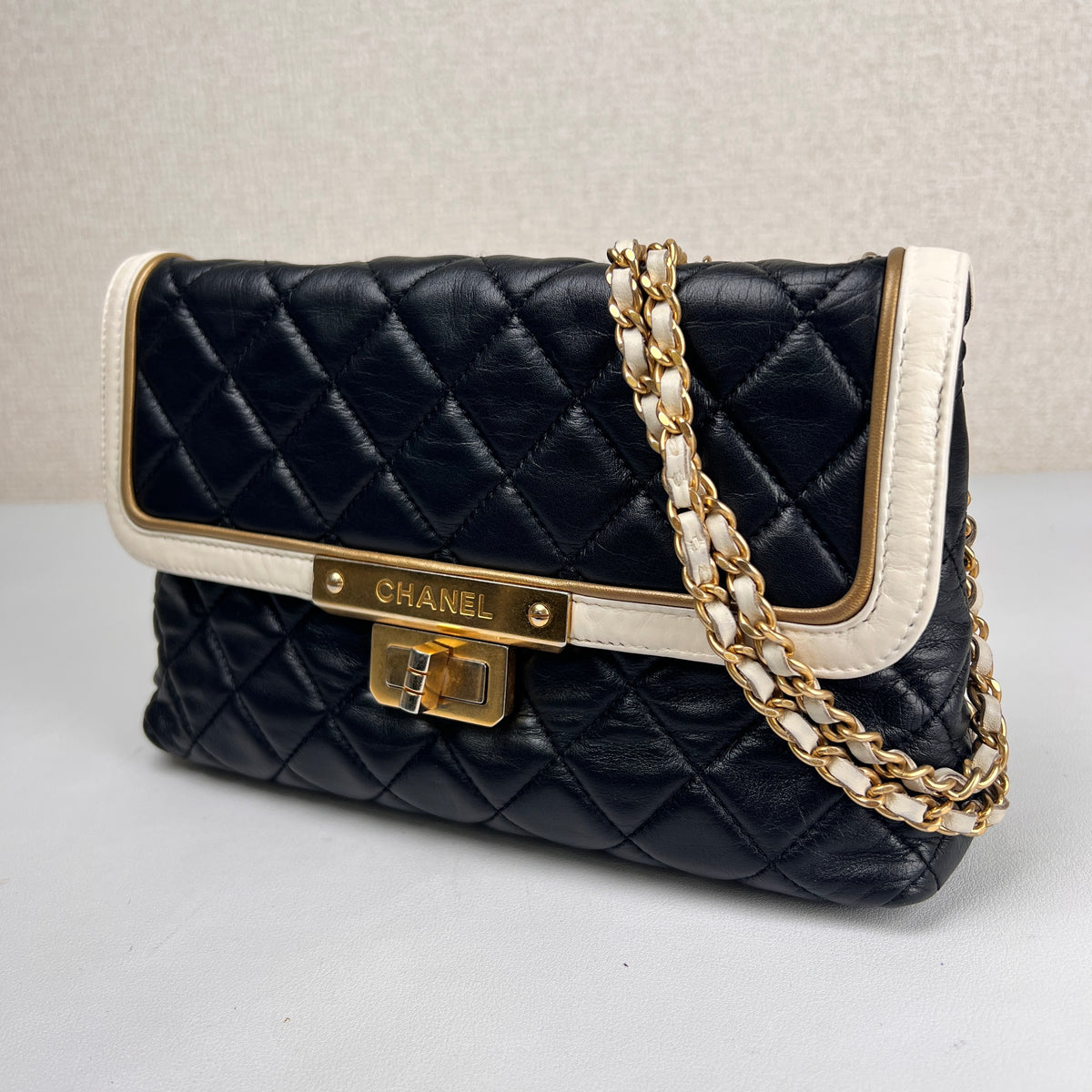 Chanel Black Shoulder Bags A-19093