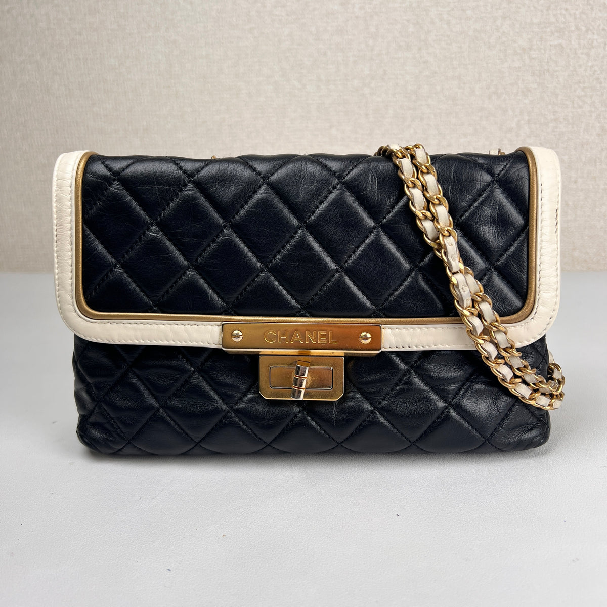 Chanel Black Shoulder Bags A-19093