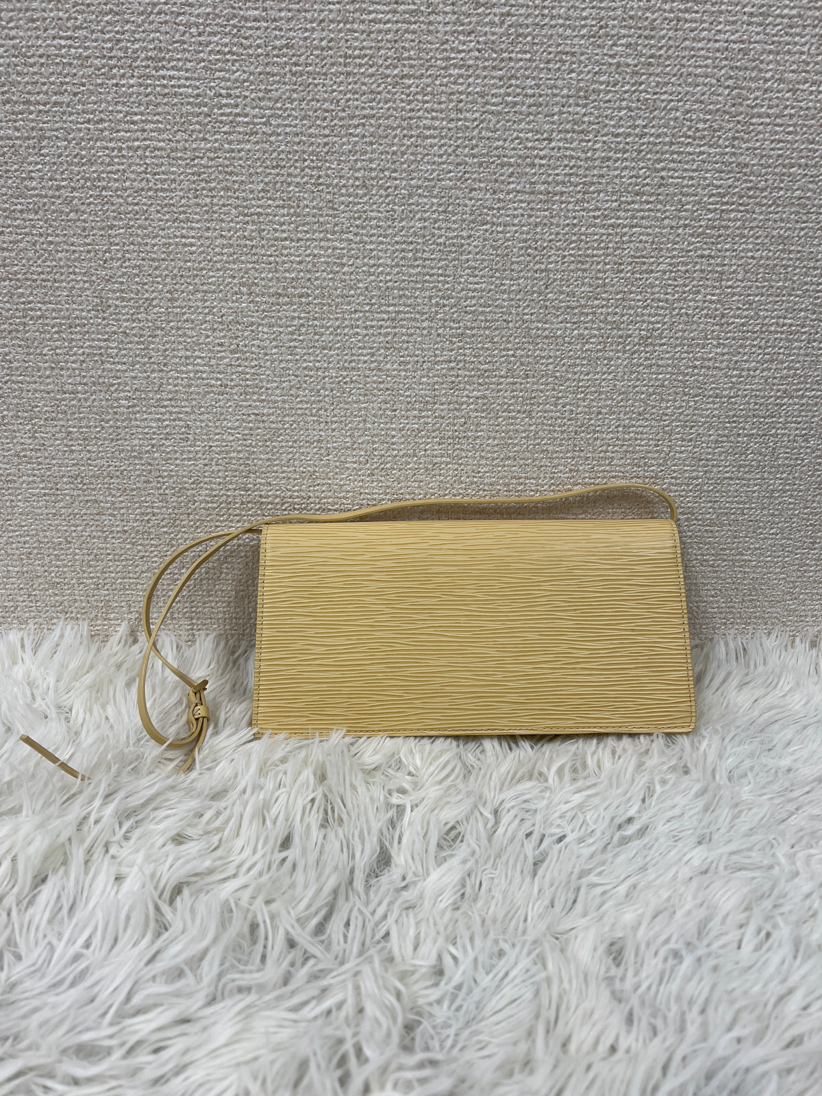Louis Vuitton Yellow Shoulder Bags A-19108