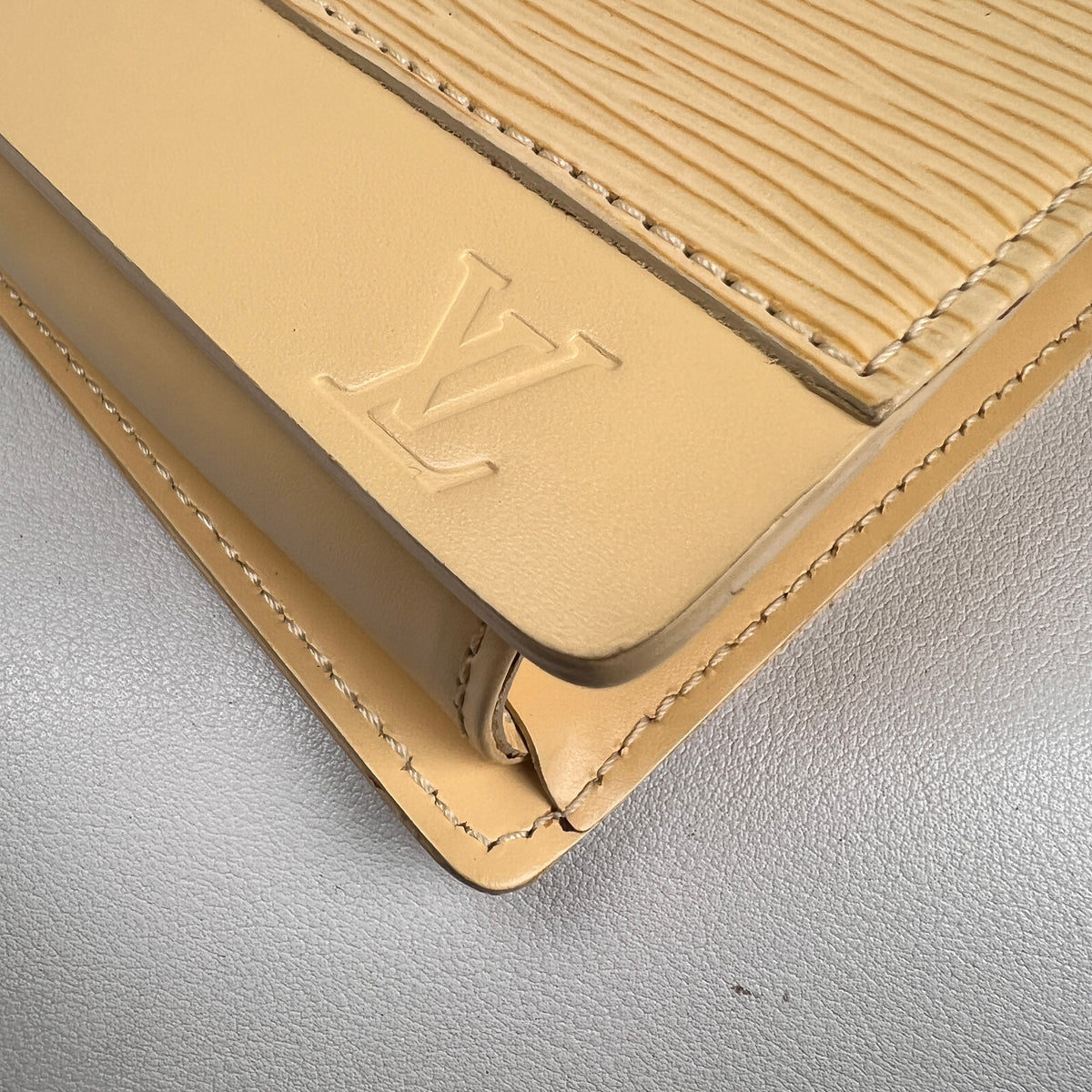 Louis Vuitton Yellow Shoulder Bags A-19108