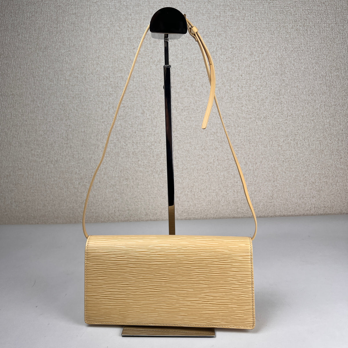 Louis Vuitton Yellow Shoulder Bags A-19108