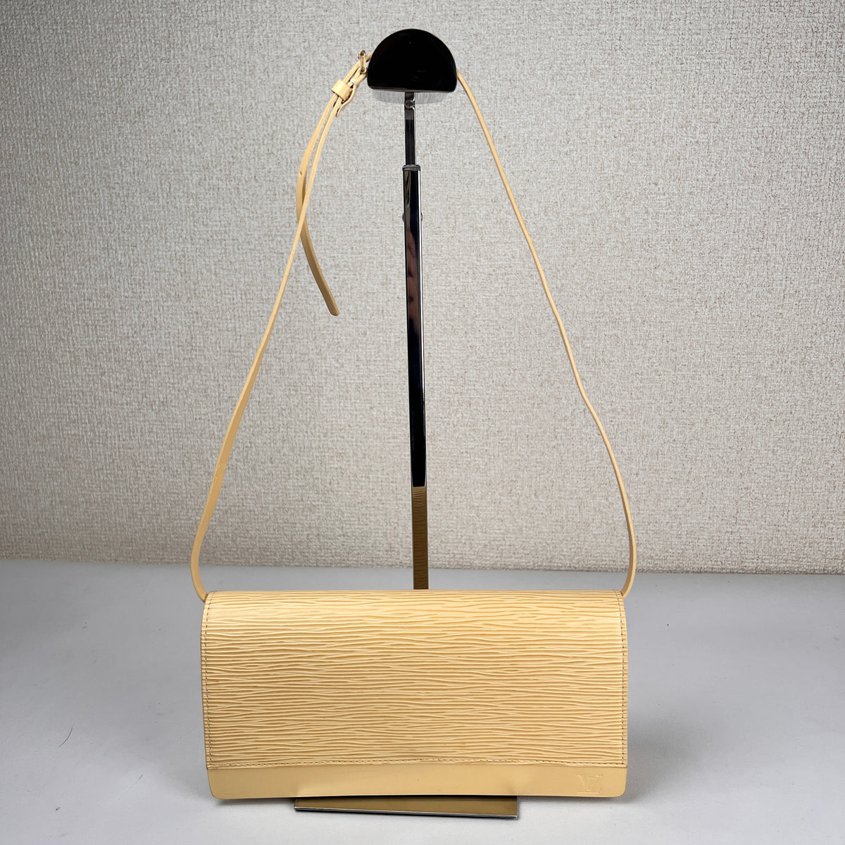 Louis Vuitton Yellow Shoulder Bags A-19108