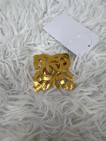 Chanel Gold Brooches A-19279