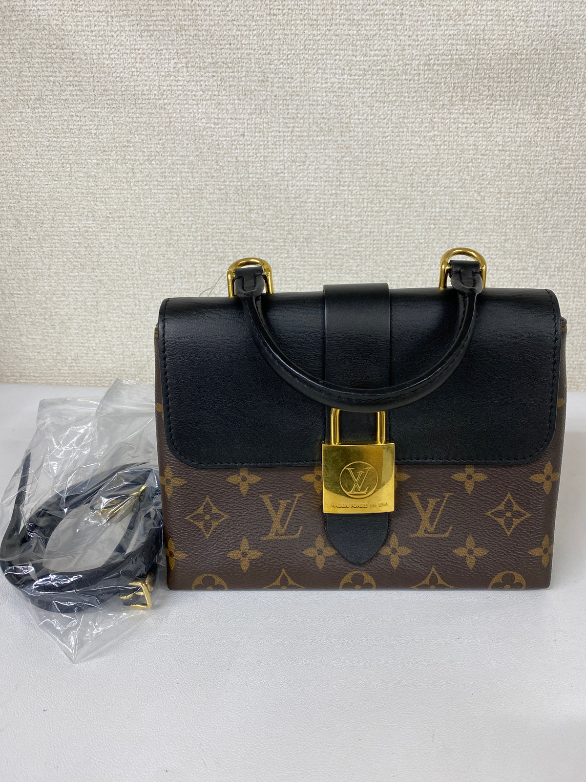 Louis Vuitton Gold Shoulder Bags A-19291