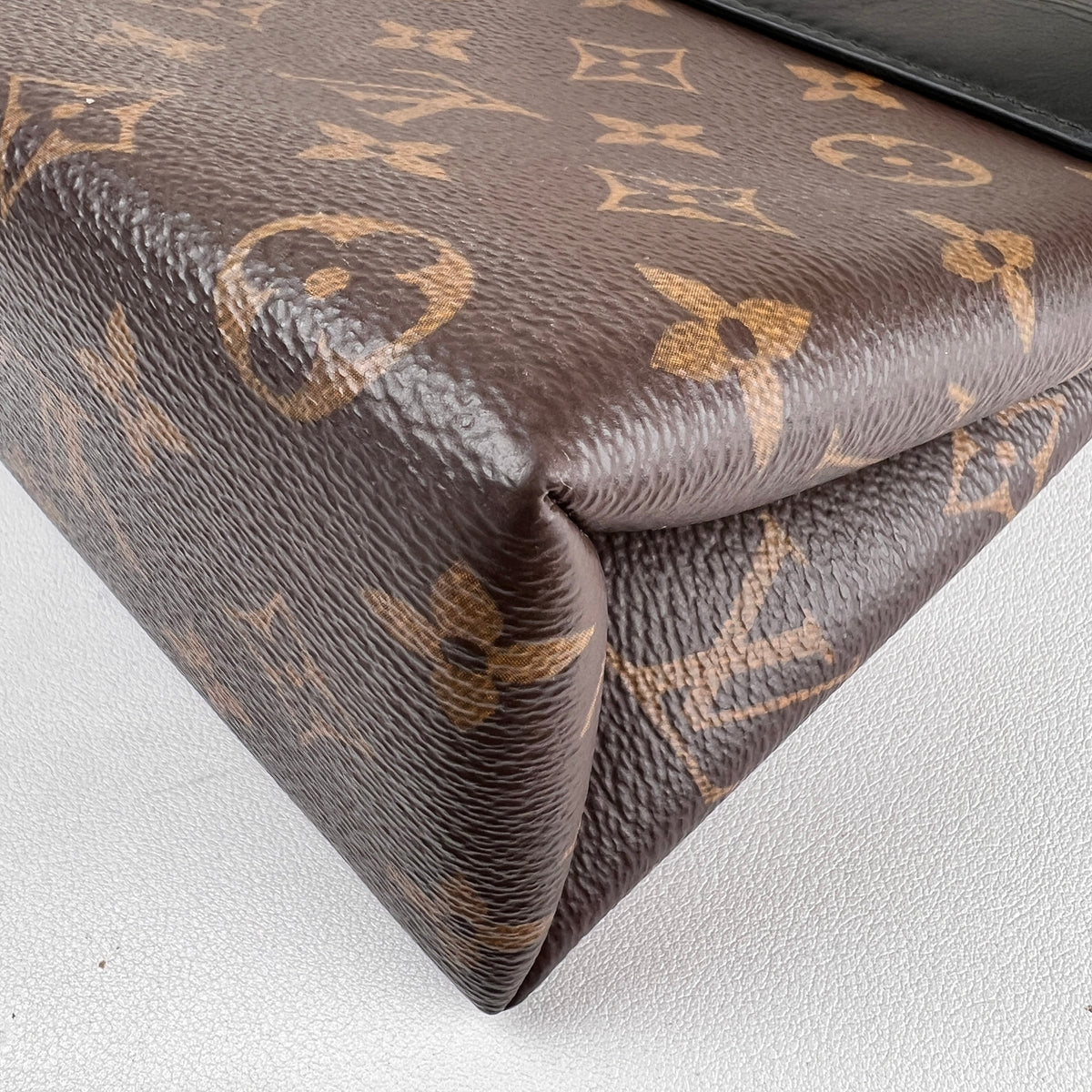 Louis Vuitton Gold Shoulder Bags A-19291