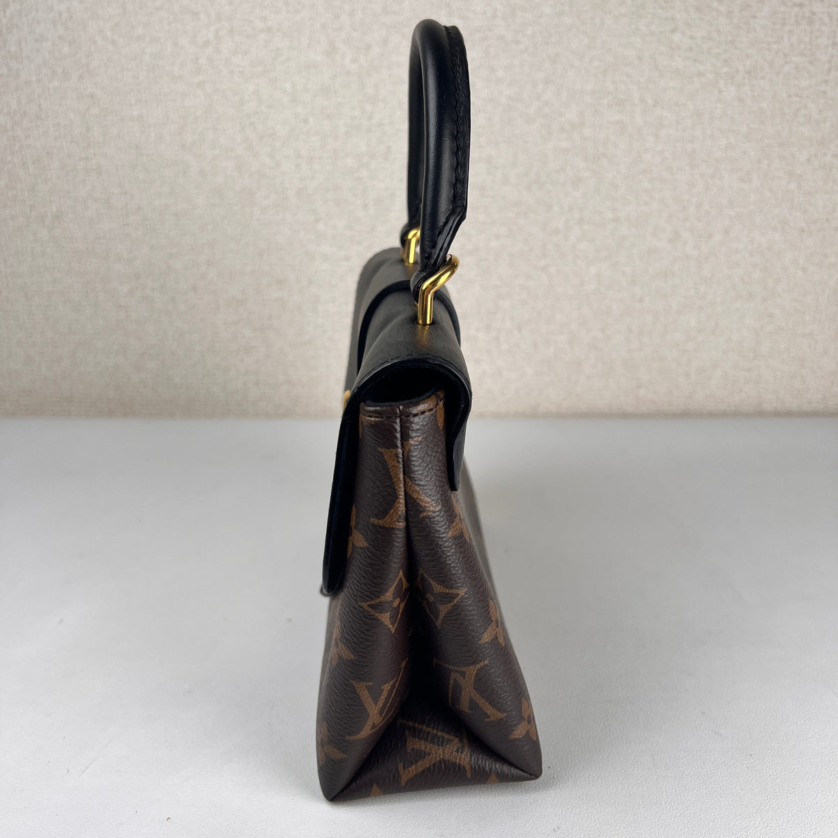 Louis Vuitton Gold Shoulder Bags A-19291