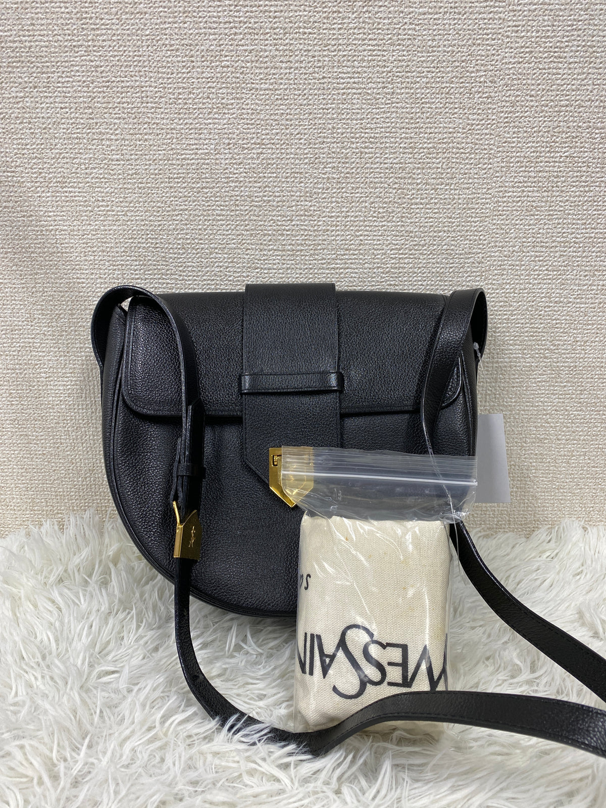 Saint Laurent Black Shoulder Bags A-19735