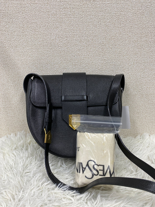 Saint Laurent Black Shoulder Bags A-19735