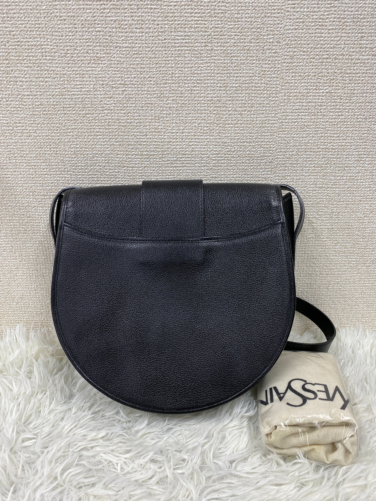Saint Laurent Black Shoulder Bags A-19735