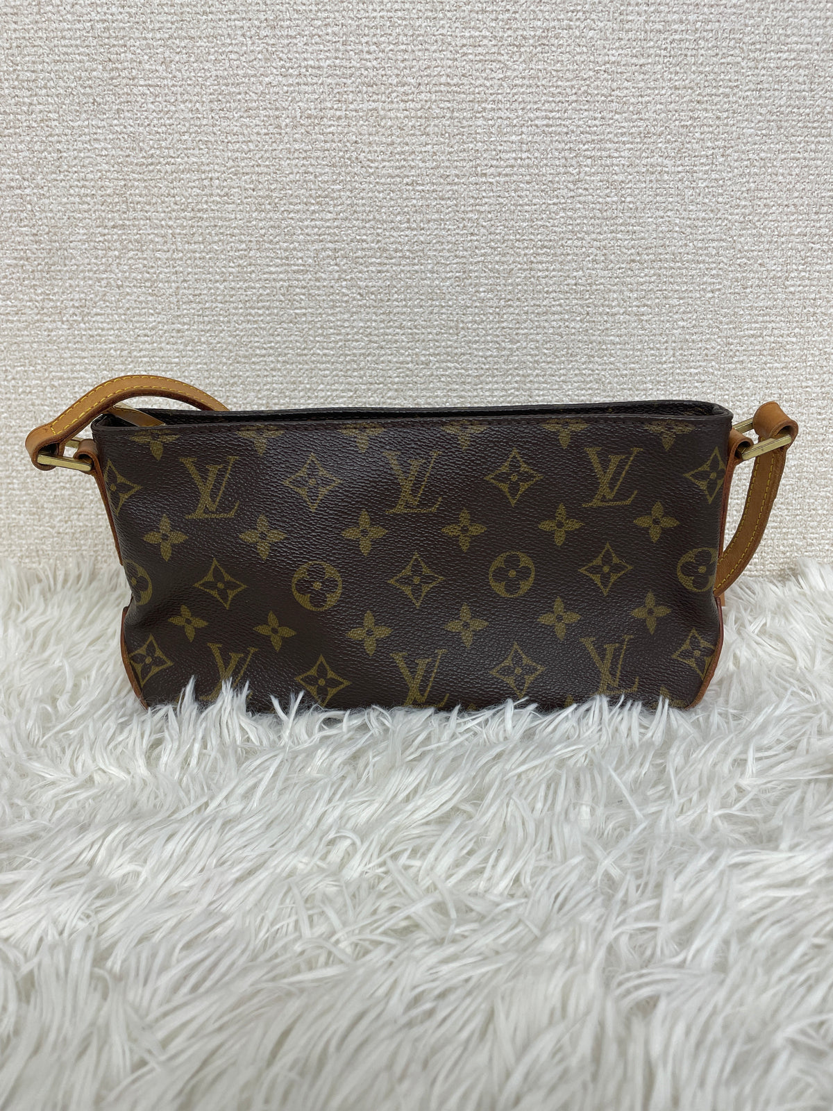 Louis Vuitton Brown Shoulder Bags A-19763