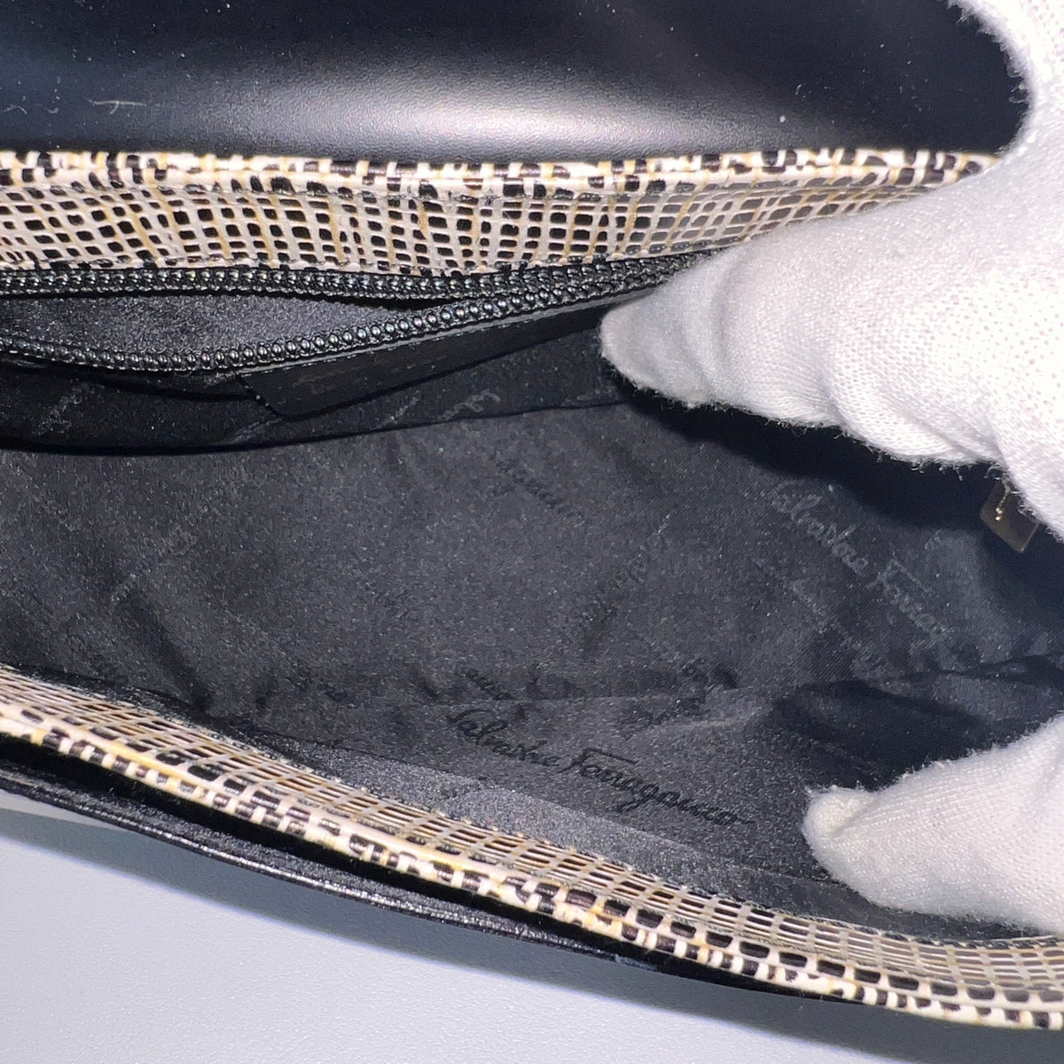 Ferragamo Black Shoulder Bags A-16433