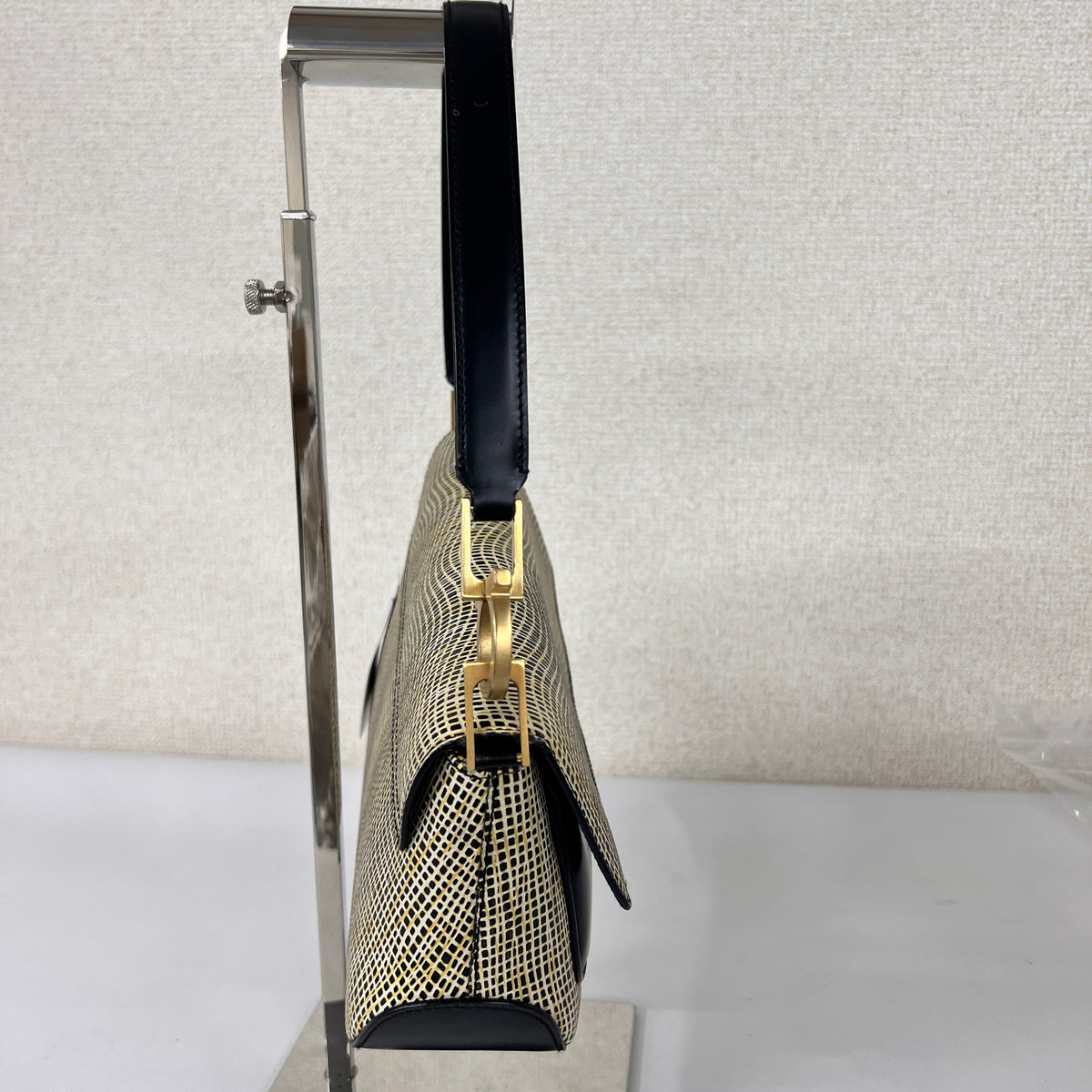Ferragamo Black Shoulder Bags A-16433